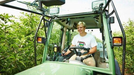 Treckersitz statt Schreibtischstuhl: Während einer Gärtner-Ausbildung ist Abwechslung angesagt und je nach Fachrichtung gehört auch das Bedienen schwerer Maschinen dazu. Bild: GMH Treckersitz statt Schreibtischstuhl: Während einer Gärtner-Ausbildung ist Abwechslung angesagt und je nach Fachrichtung gehört auch das Bedienen schwerer Maschinen dazu. Bild: GMH