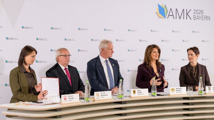 V. l. Ministerin Miriam Staudte, Minister Dr. Till Backhaus, Bundesminister Alois Rainer, Staatsministerin und Vorsitzende der diesjährigen Agrarministerkonferenz Michaela Kaniber sowie Ministerin Silke Gorißen). Bild: © Tobias Hase/StMELF.