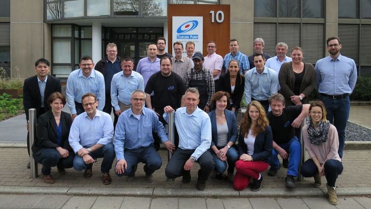 Wasser von A nach B bewegen: so einfach die Aufgabe, so anspruchsvoll die Umsetzung. Der Pumpenhersteller Tsurumi hat sich mit starker Technik und Kundennähe zum Weltmarktführer hochgearbeitet. Im Bild einige Mitarbeiter vor der Europa-Zentrale in Düsseldorf. Foto: Tsurumi.
