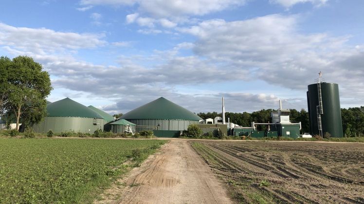 Biogasanlagen sind im Gegensatz zu Wind und Solar in der Lage, den Strom flexibel und bedarfsgerecht an den Markt zu bringen. Bild: Landvolk.