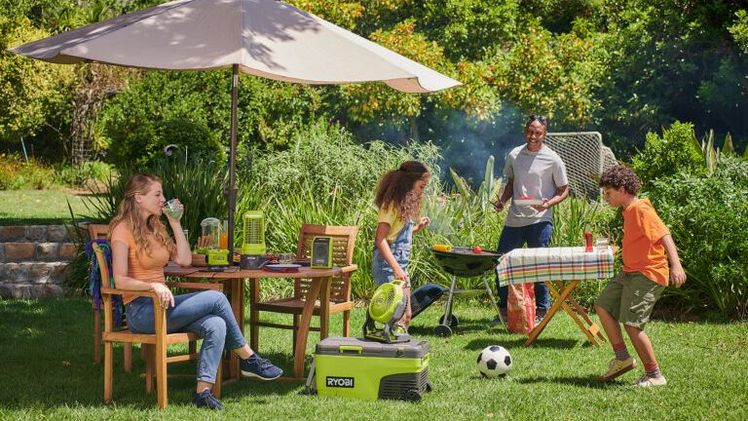 Neben klassischen Werkzeuglösungen gibt es auf der Akkuplattform ONE+ auch zahlreiche Angebote für den Outdoorbereich, beispielsweise Kühlboxen, Bluetooth-Lautsprecher oder Ventilatoren. Foto: Ryobi.