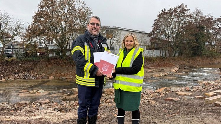 Umwelt- und Mobilitätsministerin Katrin Eder übergibt die Förderbescheide an Oberbürgermeister Marc Weigel. Bild: © MKUEM.