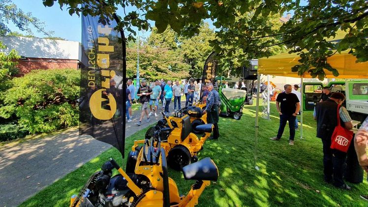 Die Austeller präsentieren sich und ihre Produkte wie gewohnt auf den Außenflächen und in den Räumen des Bildungszentrums. Bild: Gartenbau NRW.