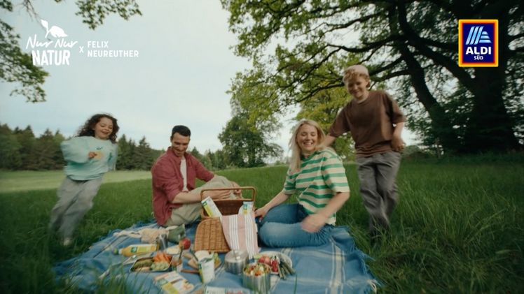 Felix Neureuther und ALDI SÜD setzen Partnerschaft für Bio-Eigenmarke NUR NUR NATUR fort. Bild: ALDI SÜD.