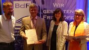 5. Den Ehrenpreis des Landesverbands Gartenbau Nordrhein-Westfalen e.V. für die besonders konsequente Gestaltung zum Thema des Denkmals „Wanderer“ erhielt die Ausstellergemeinschaft Gärtnerei Markgraf, Blumen Jeschar, Blumen Henning Sannemann und Friedhofsgärtnerei Hubert Wübben (v.l.n.r.: Preisstifter Carsten Nöll, stellvertretender Preisempfänger Joachim Meyer-Rehberg, Birgit Ehlers-Ascherfeld und Renate Behrmann). Bild: BdF, Bonn/Margit Wild.