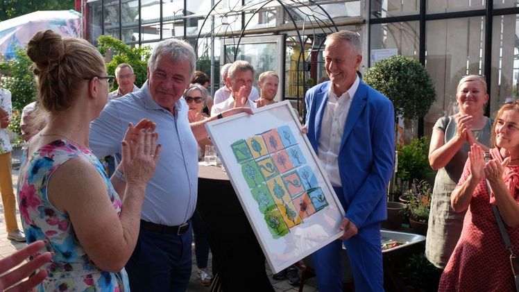 Reiner Bierig, Geschäftsführer VGL-BW, übergibt dem Ehepaar Hopp zum Firmenjubiläum das Vierjahreszeitenbild im Namen des Verbands. Bild: VGL-BW.