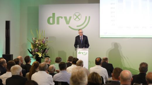 DRV-Hauptgeschäftsführer Dr. Henning Ehlers lobte die Geschäftsentwicklung der Raiffeisen-Unternehmen. Diesen ist es im vergangenen Jahr trotz schwieriger Rahmenbedingungen gelungen, ihren Umsatz stabil zu halten. Bild: DRV/Dirk Hasskarl.