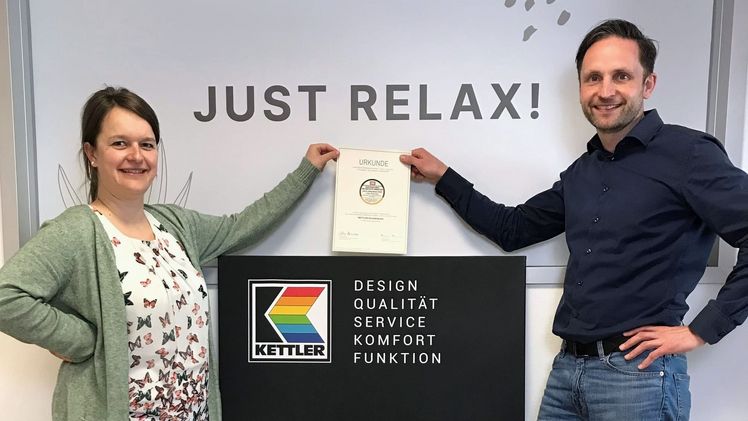 Miriam Wiegandt, zuständig für Marketing und Kommunikation, und Tim Dargel, Mitglied der Geschäftsleitung Marketing und Vertrieb, freuen sich über die erneute Auszeichnung des Deutschen Instituts für Service-Qualität. Bild: KETTLER.