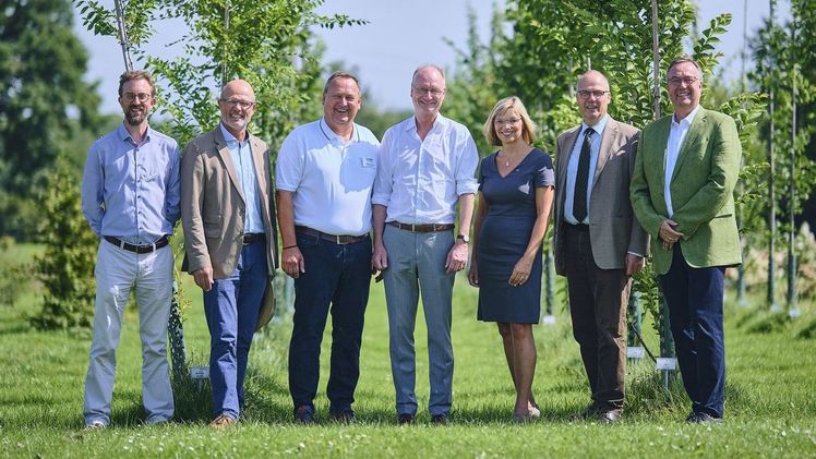 Gruppenfoto. Bild: Florian Kunde, florum.de. Freuten sich über die Eröffnung der Florum 2023 (v.r.n.l.) Hajo Hinrichs, BdB-Präsident, Minister Werner Schwarz (MLLEV S-H), Ute Volquardsen (Präsidentin LKSH), Sven Plöger, Diplom-Meteorologe, TV-Moderator & Buchautor, Dr. Frank Schoppa (GF BdB S-H), Axel Huckfeldt (Vorstand BdB S-H) und Jan-Peter Beese, Leiter des Gartenbauzentrum S-H. Bild: Florian Kunde, florum.de.