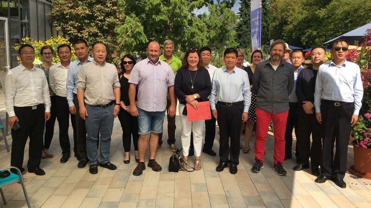 Im Gärtnertreff auf der Landesgartenschau fand der fachliche Austausch zwischen den chinesischen und deutschen Unternehmern statt. Bild: FGL).