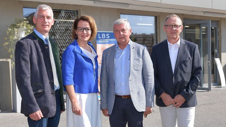 Gartenbauschule Langenlois und Landesberufsschule Langenlois auf Erfolgskurs. Im Bild von links nach rechts: Franz Fuger, Direktor Gartenbauschule, Landesrätin Christiane Teschl-Hofmeister, Herbert Stingl von der Landesberufsschule und Herbert Zant, Dire Gartenbauschule Langenlois und Landesberufsschule Langenlois auf Erfolgskurs. Im Bild von links nach rechts: Franz Fuger, Direktor Gartenbauschule, Landesrätin Christiane Teschl-Hofmeister, Herbert Stingl von der Landesberufsschule und Herbert Zant, Direktor an der Landesberufsschule. Bild: © NLK Pfeiffer.