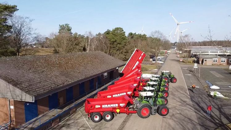 Mit sechs blitzblanken fabrikneuen Fendt-Traktoren ging die Jungfernfahrt von der Agravis in Olfen zum Werk Krampe Fahrzeugbau nach Coesfeld-Flamschen. Bild: Krampe.