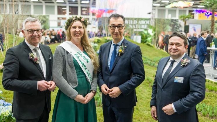 ZVG-Präsident Jürgen Mertz, die Deutsche Blumenfee 2022/23 Regina Haindl, Bundeslandwirtschaftsminister Cem Özdemir und Landgard-Vorstandsvorsitzender Oliver Mans beim Blumenhallenempfang 2023. Foto: ZVG/ Rafalzyk.