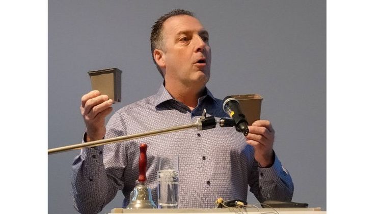 BdS-Vorsitzender Michael Moll regte die einheitliche Nutzung von zertifizierten recyclingfähigen Töpfen für die Staudengärtner an. Bild: Peter Behrens. BdS-Vorsitzender Michael Moll regte die einheitliche Nutzung von zertifizierten recyclingfähigen Töpfen für die Staudengärtner an. Bild: Peter Behrens.