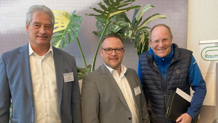 FvRH-Vorsitzender Frank Hutzel gratuliert Thomas Helk und Jürgen Herrmannsdörfer und bedankt sich für die Bereitschaft, die Interessen des Fachverbandes auch weiterhin zu vertreten. Bild: FvRH.