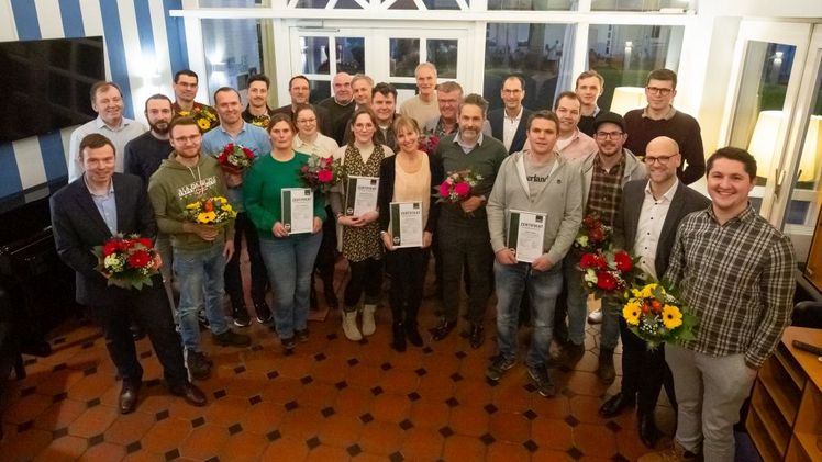 (v.l.): 1. Reihe Thomas Keuschen, Benedikt Gertz, Kirsten Ehrenberg, Sabine Ebbing-Lohaus, Kirsten Ehrenberg, Patricia Pachzelt, Moritz Krannich, Bernd Velmans, Frank Weymanns, Benjamin Elbers, Marc-Phillip Schmidt,  2. Reihe: Robert Hebestreit, Oliver Köhler, Leonie Palm, Heiner Esser, Bert Schmitz, Hermann-Josef Lynders, 3. Reihe: Richard Niehues, Dr. Henning Krause, Finn Helders, Henning Janssen, Stephan Eichner, Christoph Nobis (vor Stephan Eichner und hinter Heiner Esser), Torsten Wolf, Carsten Tovenrath, Peter an der Wingen, Hannes Schönges. Nicht im Bild: Daniel Graaff. Foto: Landgard. 