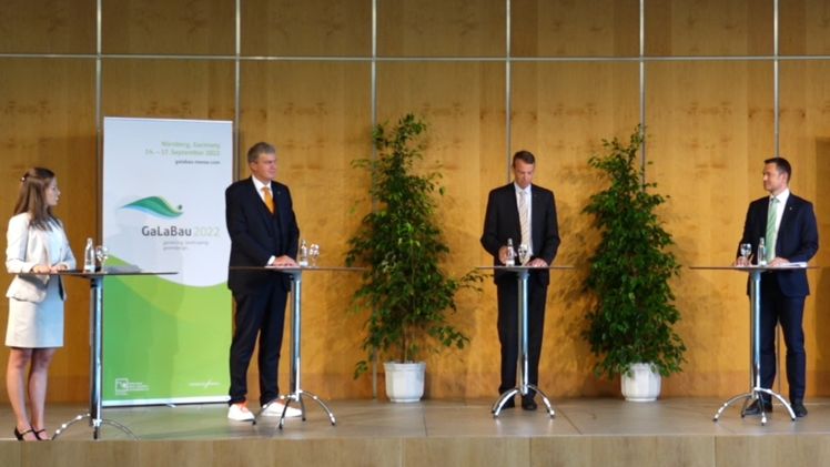 Lutze von Wurmb (Präsident Bundesverband Garten-, Landschafts- und Sportplatzbau e.V.), Peter Ottmann (CEO NürnbergMesse GmbH) und Stefan Dittrich (Leiter GaLaBau) geben den Startschuss für die GaLaBau 2022. 