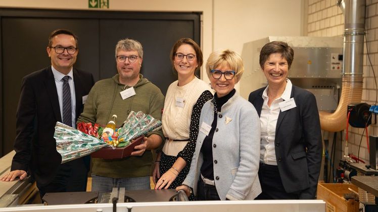 v.l. Sven Kaiser (Vorsitzender Agrobusiness Niederrhein), Tobias Schmitz (stellv. Schulleiter Schule an der Dorenburg), Laura Bürkert (Wirtschaftsförderung Gemeinde Grefrath), Eva Kähler-Theuerkauf (stellv. Vorsitzende Agrobusiness Niederrhein), Dr. Anke Schirocki (Geschäftsführung Agrobusiness Niederrhein). Bild: Agrobusiness Niederrhein.