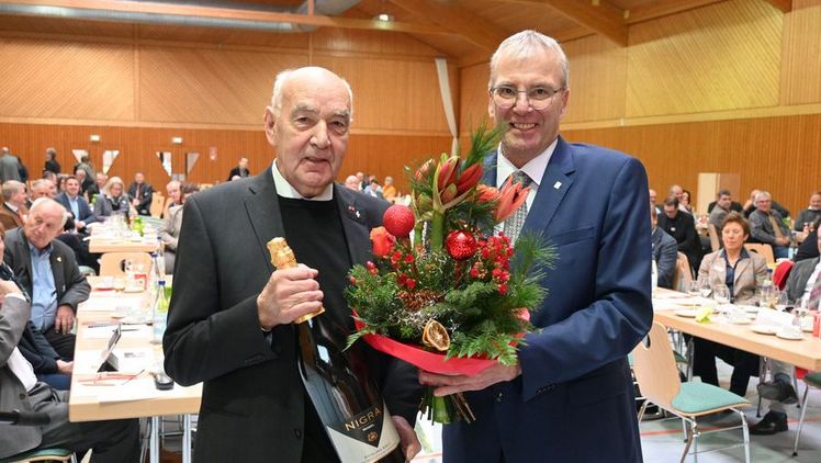 Der alte und der neue Präsident: Norbert Schindler (links) wird von Präsident Horper verabschiedet. Bild: © LWK RLP/Heiko Schmitt.