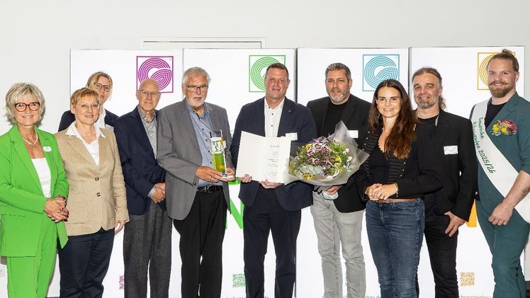 Prof. Dr. Werner Dierend (5.v.l.) von der Hochschule Osnabrück nahm an Verleihung des Deutschen Innovationspreises Gartenbau 2026 in Berlin teil. Bild: ZVG/Rafalzyk.