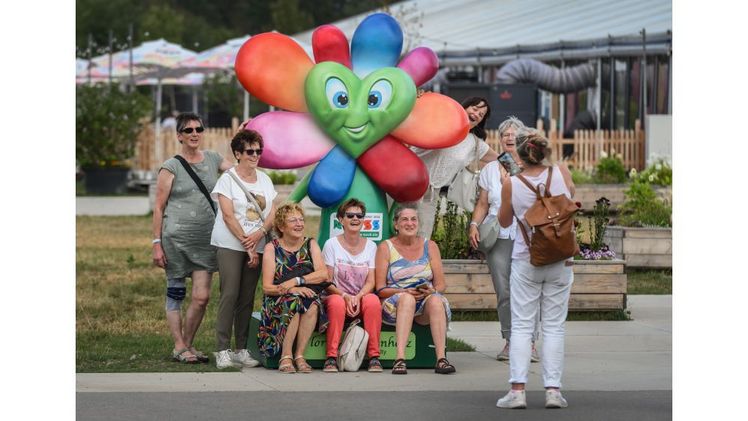 An Flori von Grünherz kommt niemand vorbei: Das Maskottchen der Landesgartenschau Neuss begeistert auch die großen Besucherinnen und Besucher. Bild: Markus van Offern.