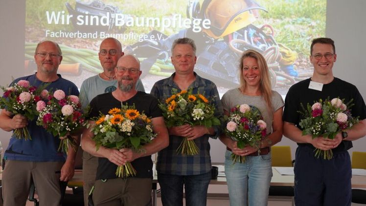 Einstimmig im Ehrenamt des Fachverbandes Baumpflege (FvB) bestätigt wurden (v. l.) Torsten Drübert, Michael Hasenzahl, Frank Rheinwald, Jörg Cremer, Ines Hasenzahl und Fritz Gerstner. Nicht im Bild: Andreas Schulz, Jörg Middel und Amelie Kenzian. Bild: FvB/ Banse.
