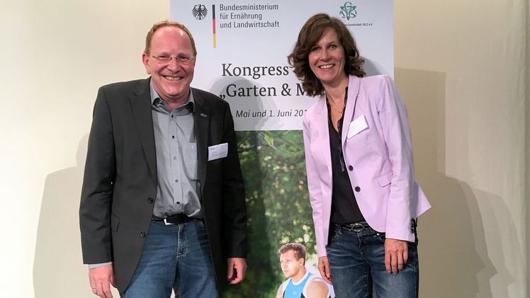Jürgen Hermmansdörfer referierte zum Thema "Innenraumbegrünung als neuer Lebensquell" beim Fachkongress "Garten und Medizin" (v. l. n. r.: Jürgen Hermmansdörfer und Sabine Platz, Redakteurin, ZDF-Morgenmagazin). Bild: ZVG/Gentzen.