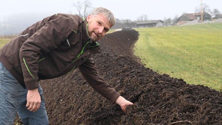 Bernard Vaucher misst die Temperatur vor jedem Wenden, und dokumentiert dies. Bild: jba/lid.