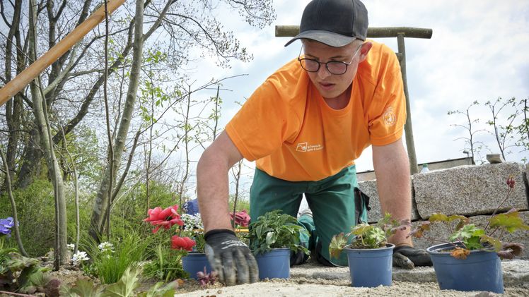 Michael Reindl beim Bayern Cup in Bayreuth. Zusammen mit Michael Huber gewann er 2022 den Berufswettbewerb der bayerischen GaLaBau-Nachwuchskräfte. Bild: Carolin Tietz, VGL Bayern.