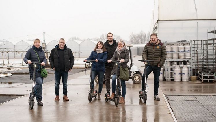 Agrobusiness Niederrhein e.V. zur Betriebsbesichtigung und zum Austausch im Gartenbaubetrieb Verheyen-Baetcke in Issum: v.l. Simone de la Motte, Georg van Lipzig, Anna van Heek, Simon Oppenberg, Kathrin Poetschki und Birger Baetcke. Bild: Agrobusiness. Agrobusiness Niederrhein e.V. zur Betriebsbesichtigung und zum Austausch im Gartenbaubetrieb Verheyen-Baetcke in Issum: v.l. Simone de la Motte, Georg van Lipzig, Anna van Heek, Simon Oppenberg, Kathrin Poetschki und Birger Baetcke. Bild: Agrobusiness.
