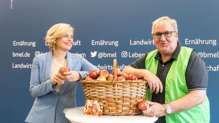 Offene Ohren für die Anliegen der Obstproduzenten. Bundeslandwirtschaftsministerin Julia Klöckner im Gespräch mit Jens Stechmann, Vorsitzender der Bundesfachgruppe Obstbau. Bild: Bundesfachgruppe Obstbau/Rafalzyk.