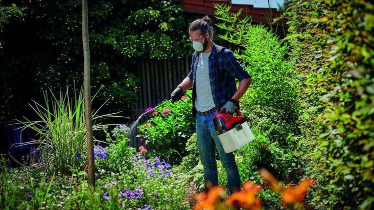 Das Akku-Drucksprühgerät GE-WS 18/75 Li im Einsatz. Bild: Einhell.