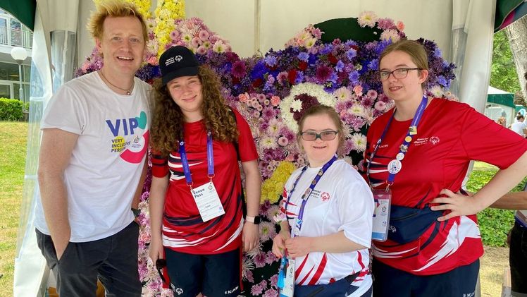 Aus über 1.500 Schnittblumen, hat Floristmeister Björn Kroner gemeinsam mit Athlet*innen und Besucher*innen das Maskottchen der weltweit größten inklusiven Sportveranstaltung gestaltet. Bild: Bloomways.