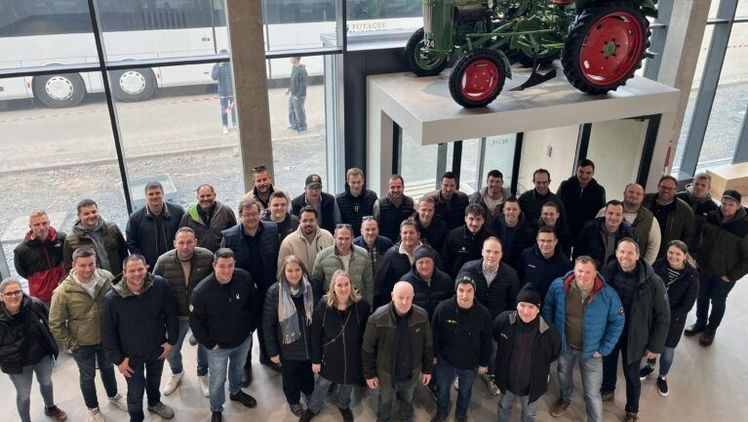 Beeindruckt waren die jungen Marktgärtner von der Oldtimer-Sammlung mit der wahrscheinlich weltweit größten Sammlung von Fendt Traktoren beim Lohnunternehmen Reiff. Bild: BfG.