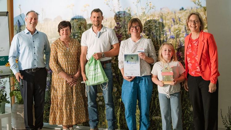Eine Gewinnergruppe erhält ihren Preis bei der Prämierungsfeier. Bild: © Rasele Photography.