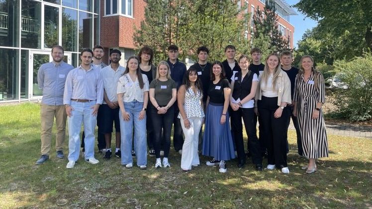 24 Nachwuchskräfte starten 2026 ihre Ausbildung oder ihr duales Studium bei der hagebau. 17 beginnen in der Soltauer Zentrale, sieben an den Logistikstandorten in Herten, Walsrode und Schleinitz. Bild: hagebau.