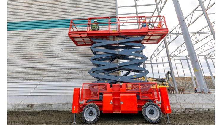 Im Bereich der Fahrzeughebetechnik ist die Scherenhebebühne ein bewährtes System, das ein sicheres Anheben von Fahrzeugen ermöglicht und zugleich platzsparend konstruiert ist. Bild: © 2024 Funtay/Shutterstock.