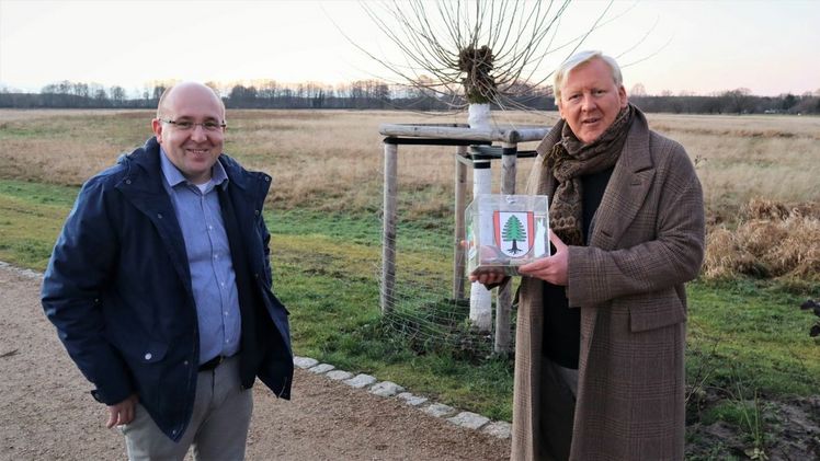 Fichtenwaldes Ortsvorsteher Mario Wagner (l.) hat Bürgermeister Bernhard Knuth vor dem Patenbaum die Spendenbox übergeben. Bild: LAGA Beelitz.