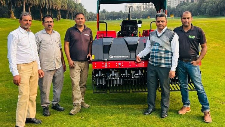 Neuer Terra Core 8 für die Intensivpflege der Grasnarbe nicht nur auf Golfplätzen, sondern auch auf kommunalen Grünflächen sowie im anspruchsvollen Landschaftsbau. Bild: Wiedenmann.