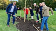 Pflanzen eine Hängeweide im Gesundheitspark Speckenbüttel (v.l.): Bürgermeister Andreas Bovenschulte, Ocko Martens (Bund deutscher Baumschulen), Stadträtin Andreas Toense, Ute Rößler (Leiterin Gartenbauamt Bremerhaven), Eugen Witte und Frank Schoppa (Vorstand Einheitsbudeln e.V.) und Hubert Paetz (Wirtschaftsverband Gartenbau Norddeutschland). Foto: Senatspressestelle.