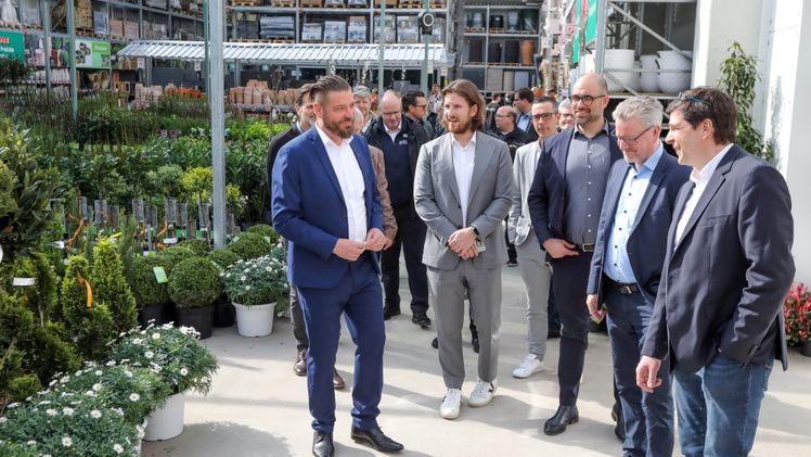 Maikel Korinth (links), Geschäftsleiter des neuen BAUHAUS Düsseldorf-Rath, beim Rundgang mit den Gästen durch das neue Fachcentrum. Bild: BAUHAUS.