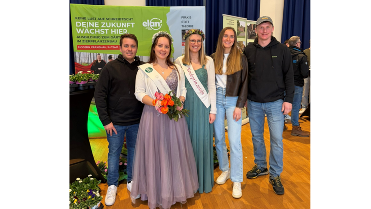 Die Botschafterinnen der Branche: Das Straelener Blumenmädchen Anna Heekeren und die Heideprinzessin Vanessa Westerhof in der Aula. Bild: Agrobusiness Niederrhein.