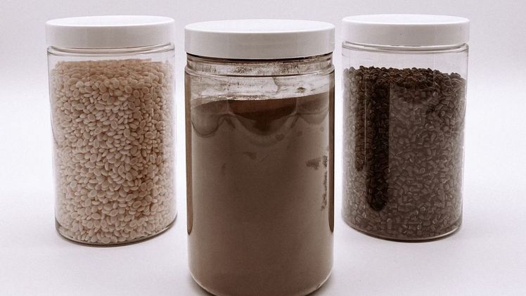 Lignin in Form von Pulver und Granulat. Bild: Hochschule Hof.