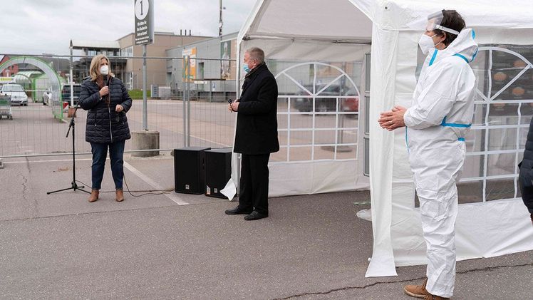 Wirtschaftsministerin Anke Rehlinger und Michael Ipfling, Geschäftsleiter im Globus Homburg-Einöd, eröffneten das Corona-Schnelltestzentrum auf dem Kundenparkplatz des Globus Homburg-Einöd. Bild: Globus.