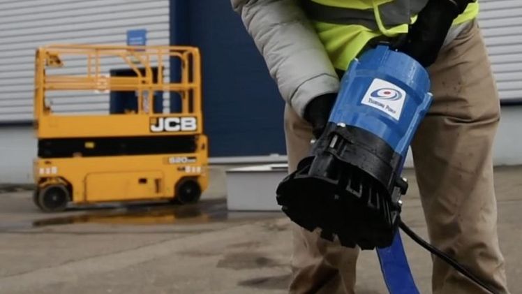 Matthew Hill von Tsurumi zeigt eine HS-Pumpe für Galabauer: Selbst nach dem Sturz aus sieben Metern Höhe lief sie einwandfrei weiter. Foto: Tsurumi.