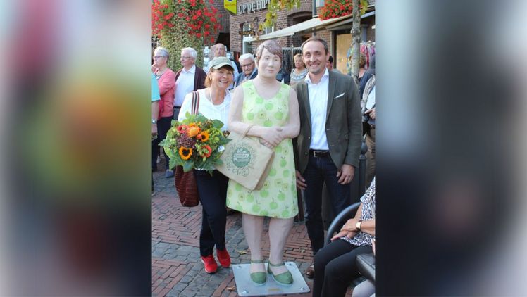 Künstlerin Christel Lechner (l.) und Johannes Kronenberg, Geschäftsführer Blumen und Pflanzen bei Landgard (r.), freuten sich gemeinsam über die Enthüllung der Alltagsmenschen Lieschen Radieschen (M.), Valentin Florentin und Co. Bild: Landgard.