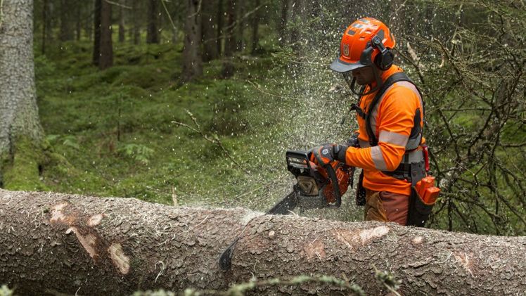 Das hochmoderne und leistungsstarke Modell der 90ccm-Klasse zeichnet sich durch ein optimales Handling aus - auth bei Arbeiten mit gr66erer Schienenlange. Bild: Husqvarna.