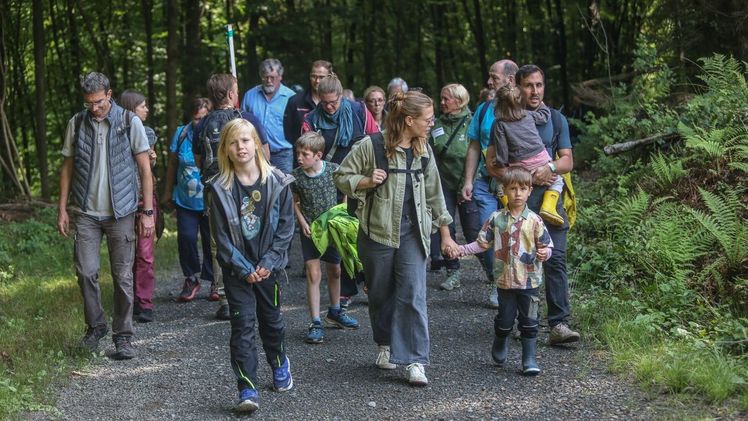 BAUHAUS Kunden auf dem Weg in den Overather Stadtwald. Bild: BAUHAUS AG.