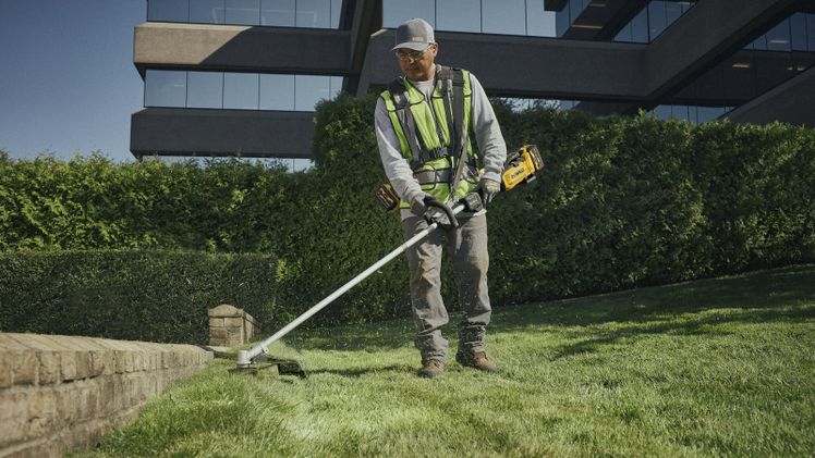 Der 54 V Akku-Rasentrimmer ist der perfekte Partner für Profis, die einen leistungsstarken Trimmer mit niedrigem Gewicht für lange Einsatzzeiten suchen. Bild: DEWALT.