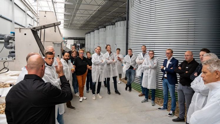 Besucher der Eröffnung der neuen zukunftssicheren Produktionsstätte von HilverdaFlorist informieren sich über die neuen Gewächshausanlagen. Bild: HilverdaFlorist.